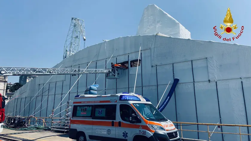 L'intervento dei vigili del fuoco che hanno dovuto utilizzare l'autoscala per soccorrere l'operaio colto da malore al Nuovo Arsenale Sertubi di Trieste