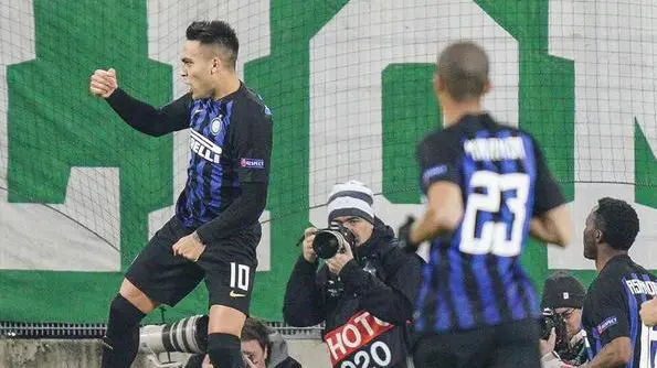 epa07370443 Inter Milan's Lautaro Martinez (L) and teammates celebrate after scoring during the UEFA Europa League round of 32 first leg soccer match between SK Rapid Vienna and Inter Milan in Vienna, Austria, 14 February 2019. EPA/CHRISTIAN HOFER