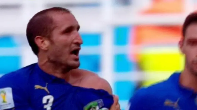Nel fermo immagine tratto da Sky il difensore dell'Italia, Giorgio Chiellini mostra la spalla dopo il morso dell'attaccante dell'Uruguay Luis Suarez durante i Mondiali in Brasile, 24 giugno 2014. ANSA/FERMO IMMAGINE SKY +++EDITORIAL USE ONLY - NO SALES+++