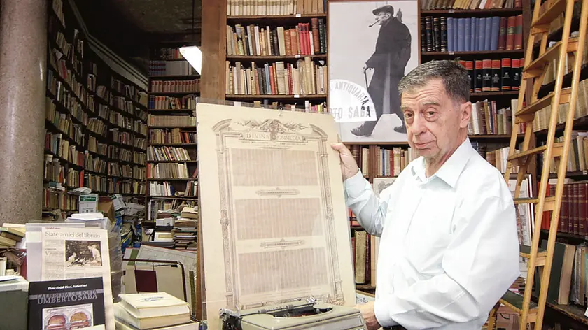 Mario Cerne all’interno della libreria Saba in via San Nicolò, in una foto scattata da Andrea Lasorte nel maggio del 2011