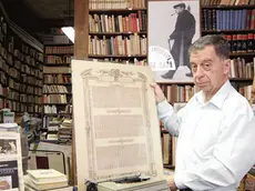 Mario Cerne all’interno della libreria Saba in via San Nicolò, in una foto scattata da Andrea Lasorte nel maggio del 2011