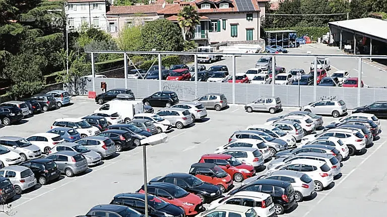 Potrà sembrare strano ma è proprio così. Gorizia non ha un parcheggio multipiano e il primo, in assoluto, verrà realizzato in via Manzoni con il cantiere che aprirà lunedì 16 ottobre. Foto Pierluigi Bumbaca