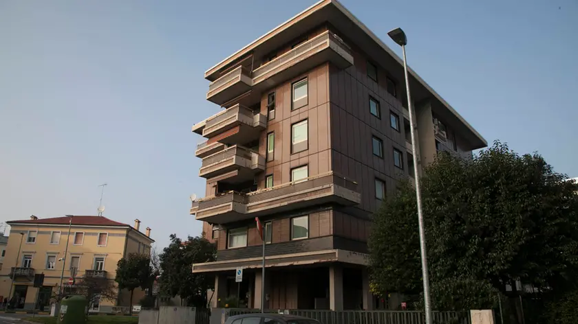 Il condominio di piazza Dante teatro della tragedia Foto Bonaventura