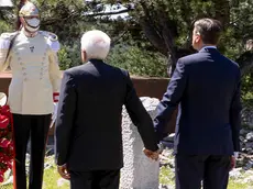 La foto simbolo: i due presidenti mano nella mano