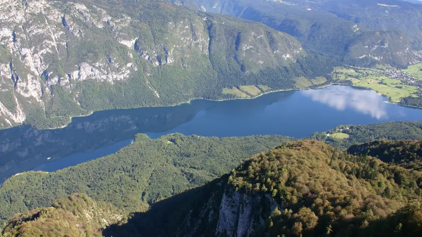 Una veduta dall'alto del lago di Bohinj in Slovenia