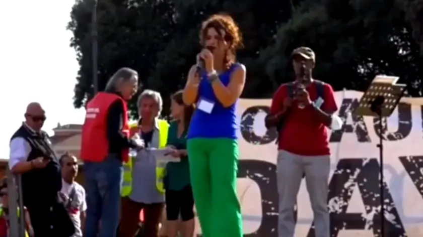 Nunzia Alessandra Schilirò, vicequestore, interviene sul palco del sit-in dei No-Pass ieri in piazza San Giovanni a Roma, 26 settembre 2021. ANSA / Immagine tratta da https://www.facebook.com/tg3rai/ +++ATTENZIONE LA FOTO NON PUO' ESSERE PUBBLICATA O RIPRODOTTA SENZA L'AUTORIZZAZIONE DELLA FONTE DI ORIGINE CUI SI RINVIA+++ +++NO SALES; NO ARCHIVE; EDITORIAL USE ONLY+++