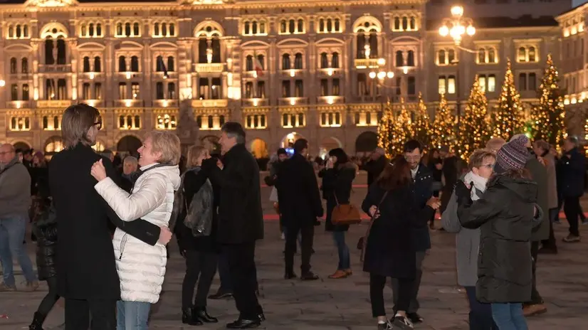 Foto BRUNI Trieste 14.12..2019 Valzer in piazza Unità