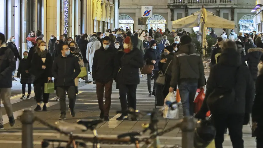 Lasorte Trieste 12/12/20 - Negozi, Shopping, Acquisti di Natale, Sabato