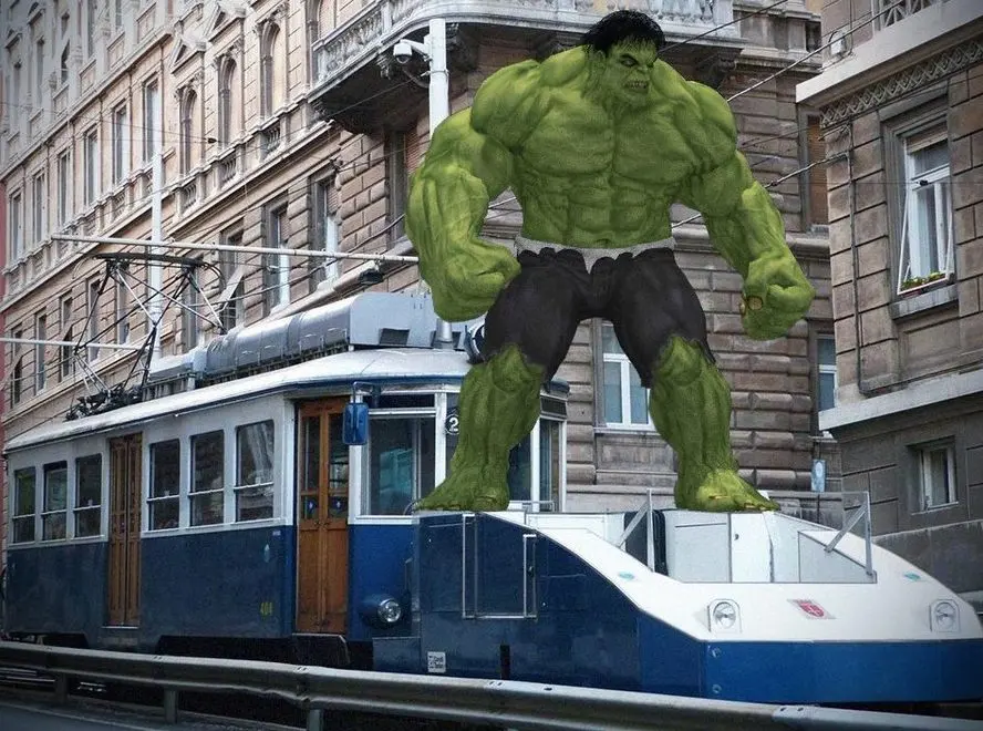 Hulk sul Tram di Opicina in un'elaborazione di Belardi