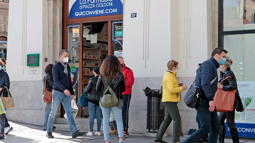 Triestini davanti alla farmacia dove si possono prenotare i vaccini. Foto Massimo Silvano