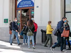 Triestini davanti alla farmacia dove si possono prenotare i vaccini. Foto Massimo Silvano