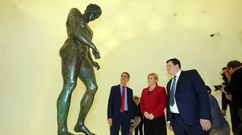 Davanti al Bronzo di Lussino nel Museo anche Kolinda Grabar Kitarovic (foto da vecernji.hr)