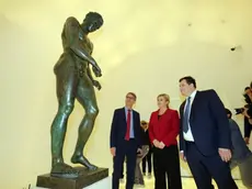 Davanti al Bronzo di Lussino nel Museo anche Kolinda Grabar Kitarovic (foto da vecernji.hr)