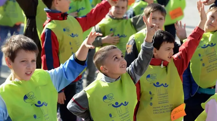 Bambini coinvolti in un gioco durante una festa organizzata da un ricreatorio