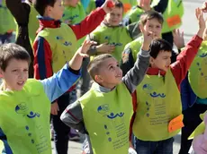 Bambini coinvolti in un gioco durante una festa organizzata da un ricreatorio