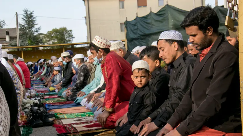 Musulmani in preghiera a Monfalcone in una foto di repertorio Katia Bonaventura
