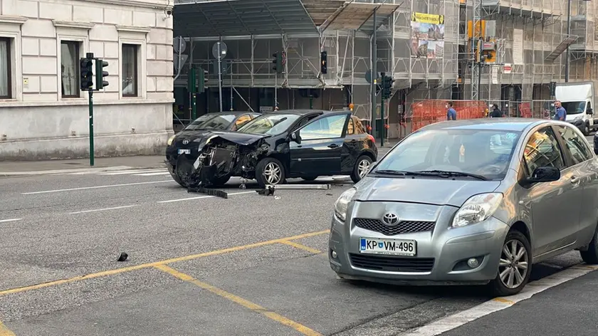 L’incidente di ieri all’alba in prossimità del semaforo fuori uso