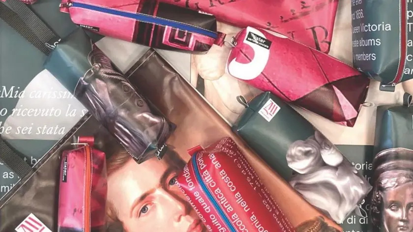 Alcune delle creazioni di Lister utilizzando vecchi banner e poster pubblicitari di mostre del passato realizzate a Miramare, che giacevano inutilizzati nei depositi del Castello