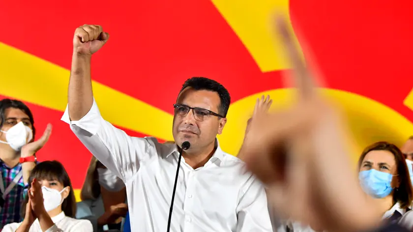 epa08548719 epa08548711 Leader of the ruling SDSM party Zoran Zaev (C) celebrates victory in the early Parliamentary election in Skopje, Republic of North Macedonia, 16 July 2020. Almost 51 percent of the 1.8 million Macedonians voted in early Parliamentary elections. EPA/GEORGI LICOVSKI EPA-EFE/GEORGI LICOVSKI