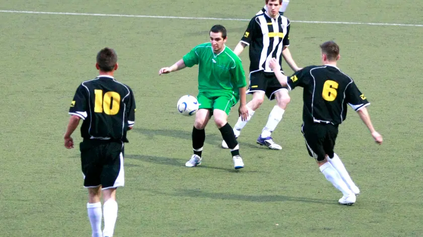 Una partita di calcio in una foto di archivio