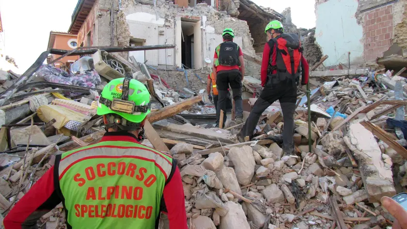 Soccorsi sul luogo del terremoto