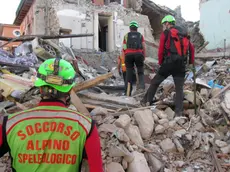 Soccorsi sul luogo del terremoto