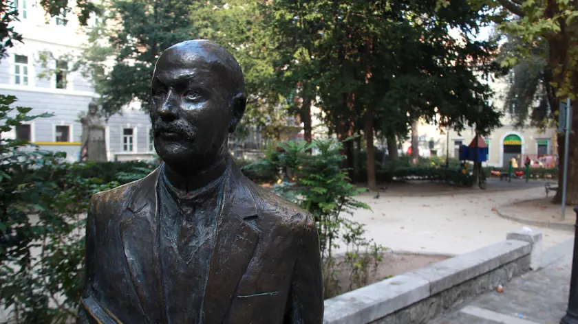 La statua di Svevo in piazza Hortis