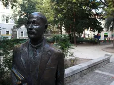 La statua di Svevo in piazza Hortis