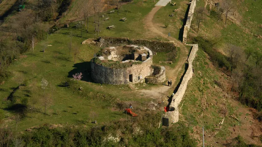 Una veduta aerea del castello sul monte Quarin a Cormons