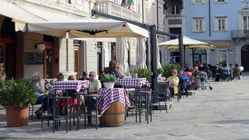 Tavolini all'aperto in piazza del Ponterosso