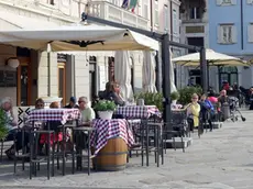 Tavolini all'aperto in piazza del Ponterosso