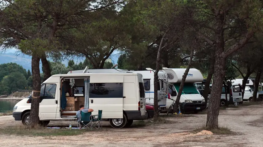 Foto Bruni Trieste 04.07.2018 Muggia:chioschi e ritrovi estivi-Molo Balota --parcheggio camper