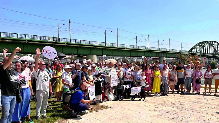 Belgradesi schierati per manifestare contro la demolizione dello storico ponte sulla Sava
