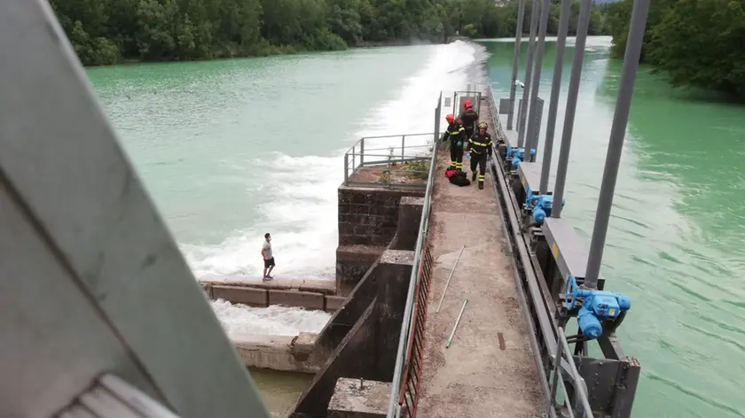 L'uomo intrappolato nella diga in attesa dei soccorritori