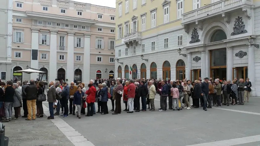 La coda davanti al Verdi per assistere a "Lezioni di storia" (foto Lasorte)