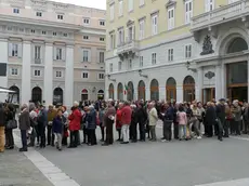 La coda davanti al Verdi per assistere a "Lezioni di storia" (foto Lasorte)