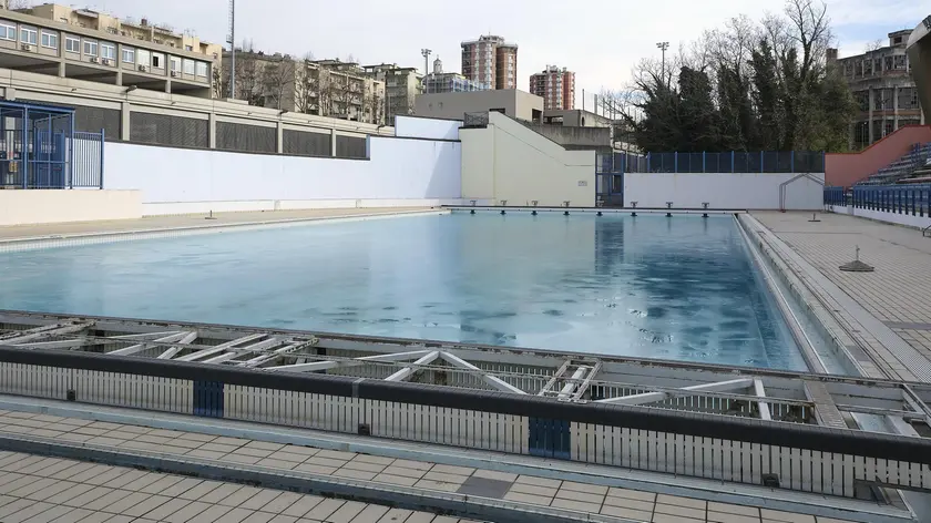 La vasca scoperta attualmente inutilizzata nei mesi invernali. Massimo Silvano