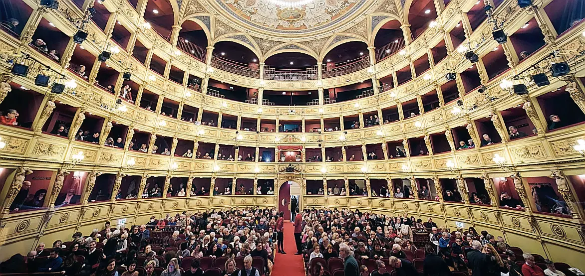 Il teatro Verdi, anche domenica mattina pieno per la lezione di storia Foto Silvano