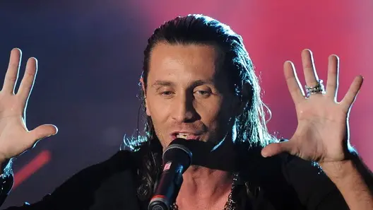 epa02036938 Italian singer Giuseppe Pova aka 'Povia' performs during the first evening of the 2010 Sanremo Italian Song Festival at the Ariston Theatre in Sanremo, Italy, 16 February 2010. The festival runs until 20 February. EPA/CLAUDIO ONORATI