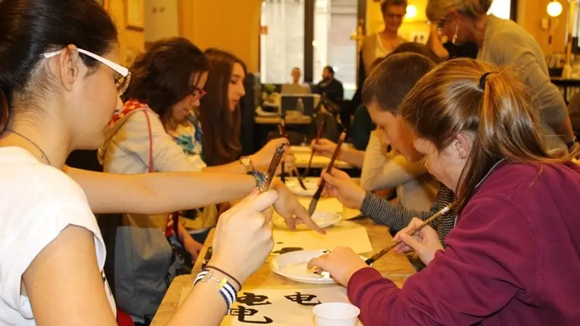 Un laboratorio di calligrafia cinese promosso dalle Nuove Vie della seta.