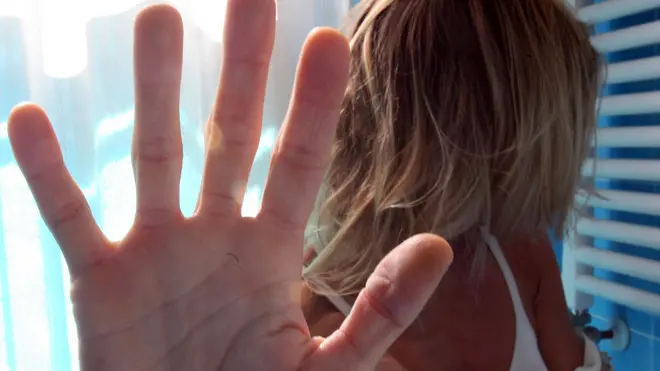 20061011 - ROMA - CRO -VIOLENZA CONTRO LE DONNE FLAGELLO MONDIALE, RAPPORTO ONU. NELLA MAGGIOR PARTE DEGLI STATI NESSUNA LEGGE PUNISCE UOMINI. Immagine di una ragazza che intende rappresentare la violenza contro le donne. La violenza contro le donne e' un flagello mondiale che una su tre subisce almeno una volta nella vita, e in 192 stati tra quelli che fanno parte delle Nazioni Unite non esistono leggi che puniscano gli uomini protagonisti di tali violenze. Lo afferma un rapporto dell'Onu. FRANCO SILVI - ANSA - I52