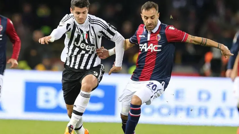 L'attaccante della Juventus Alvaro Morata (s) in azione contrastato dal difensore del Bologna Domenico Maietta durante la partita del campionato di serie A allo stadio "Dall'Ara" di Bologna, 19 febbraio 2016. ANSA/GIORGIO BENVENUTI
