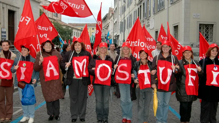 ANTEPRIMA UDINE, 19 ottobre 2004. Ore 11.05 CATEGORIA ENTI LOCALI MONFALCONE IN SCIOPERO PER CHIEDERE A REGIONE COMPARTO UNICO Dipendenti degli Enti Locali del Fvg manifestano per parificare i livelli retributivi con quelli dei dipendenti regionali. Telefoto Copyright Massimo Turco/Foto Agency Anteprima © (tutti i diritti riservati, citazione obbligatoria) www.anteprimafoto.it