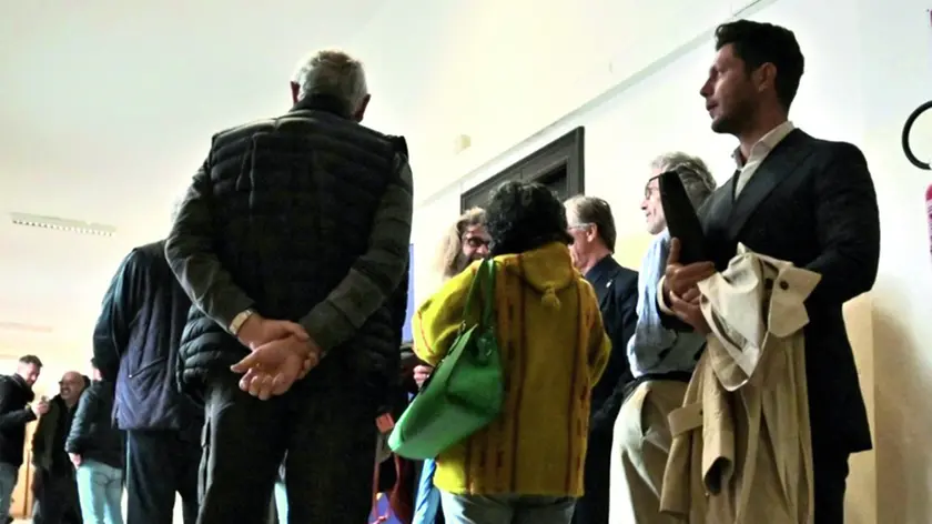 I partecipanti all’udienza venerdì in attesa di entrare in aula. Foto Bruni