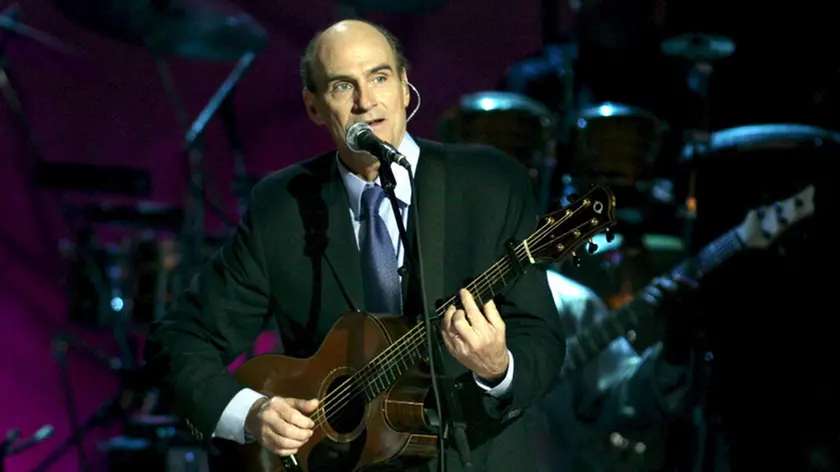 epa01017881 James Taylor performs at the Library of Congress Concert Honoring Gershwin Prize Recipient Paul Simon, in Washington DC., USA, 23 May 2007. Paul Simon is the first recipient of the Gershwin Prize for Popular Song, named in honor of George and Ira Gershwin, to be given annually to a composer or interpreter of popular music whose work has been influential on music and society. EPA/CHRIS KLEPONIS 2007 EPA