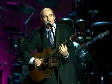 epa01017881 James Taylor performs at the Library of Congress Concert Honoring Gershwin Prize Recipient Paul Simon, in Washington DC., USA, 23 May 2007. Paul Simon is the first recipient of the Gershwin Prize for Popular Song, named in honor of George and Ira Gershwin, to be given annually to a composer or interpreter of popular music whose work has been influential on music and society. EPA/CHRIS KLEPONIS 2007 EPA