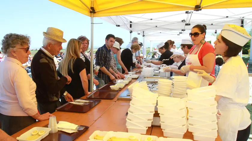 In fila per la degustazione alla festa degli asparagi di Fossalon lo scorso anno