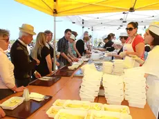 In fila per la degustazione alla festa degli asparagi di Fossalon lo scorso anno