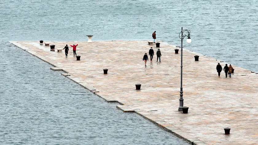 Il Molo Audace di Trieste con l'alta marea in una foto di archivio