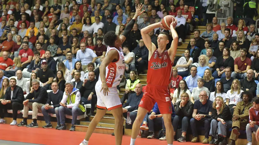 Un momento del match tra Pallacanestro Trieste e Varese